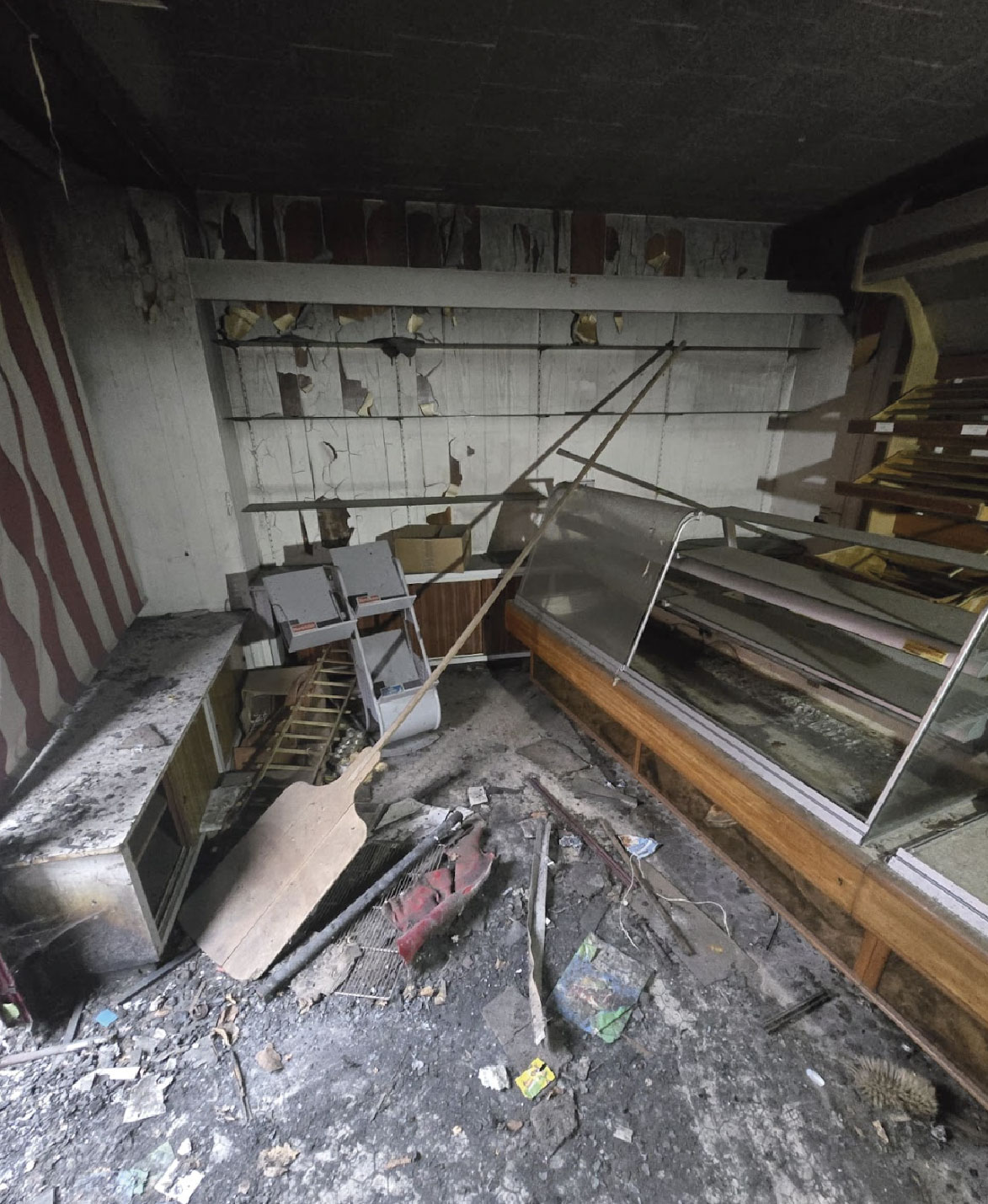Photo de l’ancien comptoir de vente de la boulangerie avant le débarras de maison à Roubaix