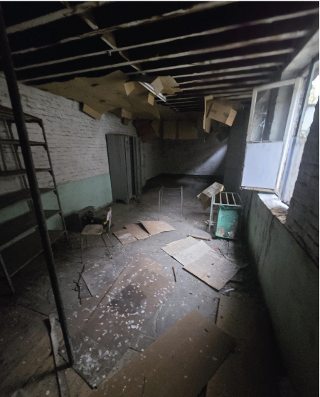 Pièce n°2 avec des cartons et du mobilier (armoire, étagère) à évacuer avant le débarras à Roubaix