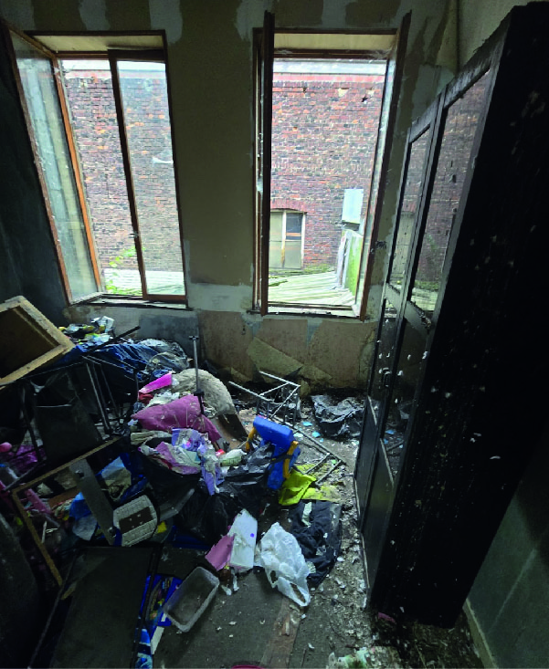 Divers objets, meubles et déchets empilés dans la chambre n°1 avant le vide maison à Roubaix