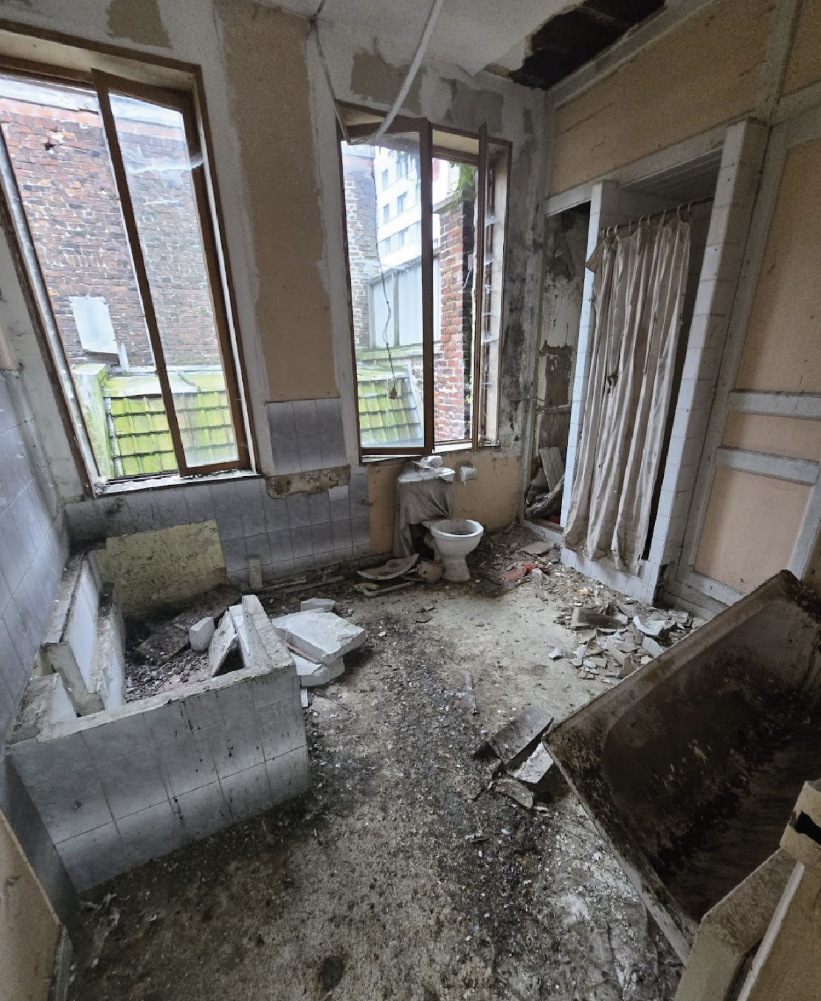 Salle de bains encrassée avant le débarras de maison à Roubaix