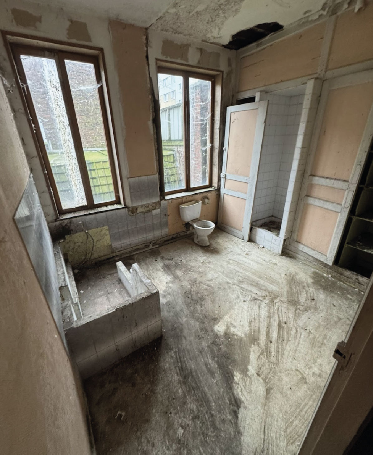 Salle de bains débarrassée et nettoyée grâce au vide maison à Roubaix organisé par nos débarrasseurs