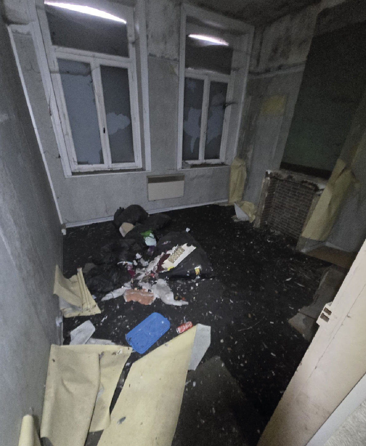 Chambre n°2 couverte de déchets avant le débarras de maison à Roubaix