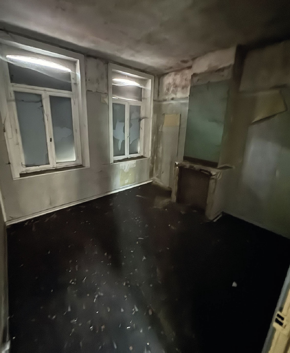 Chambre n°2 désencombrée et balayée par notre équipe après le débarras à Roubaix